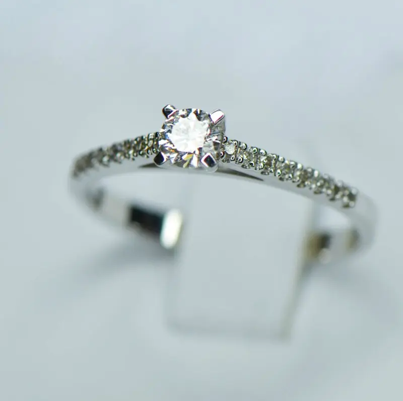 Кольцо помолвочное из белого золота