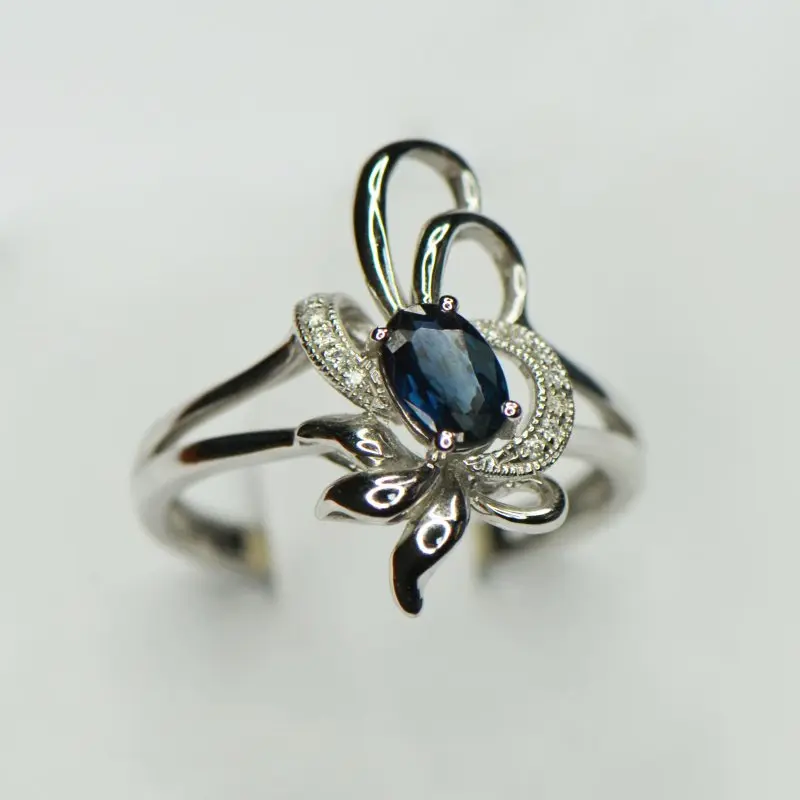 Кольцо декоративное из белого золота