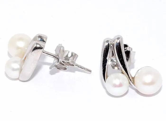 Серьги пуссеты из серебра с белым жемчугом