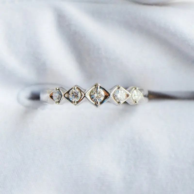 Кольцо декоративное из белого золота