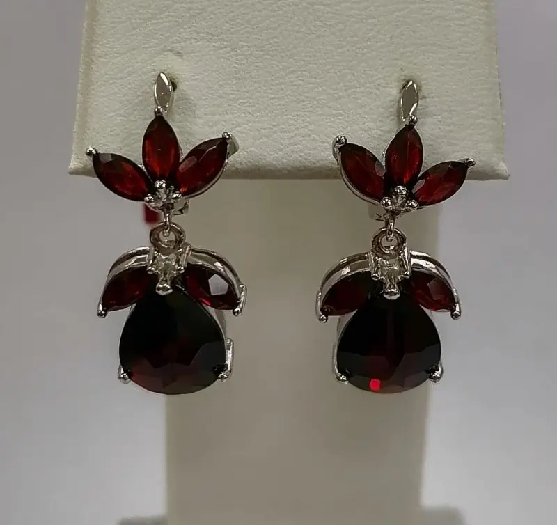 Серьги подвесные из серебра с гранатами