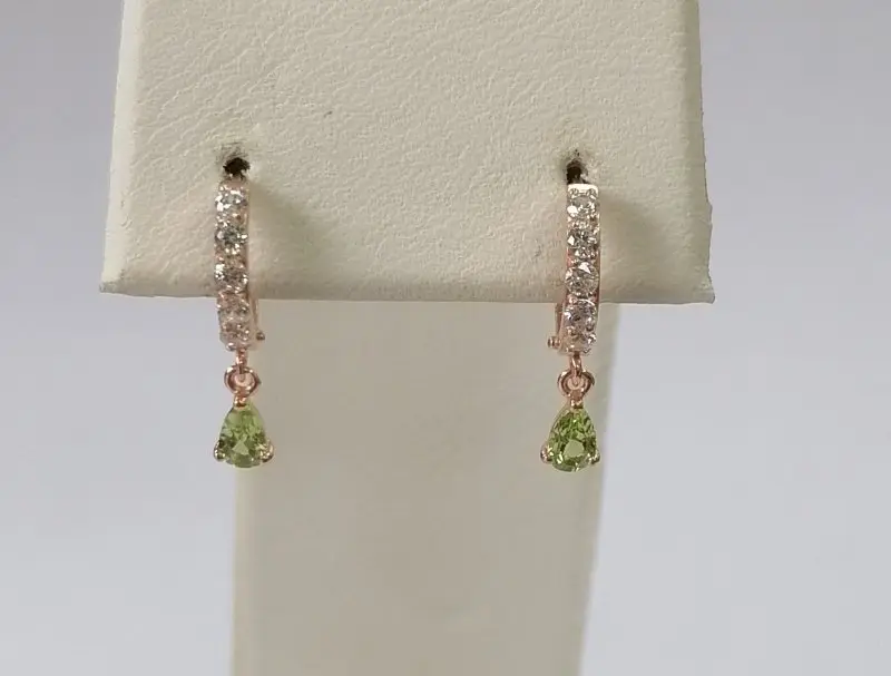 Серьги с английским замком из позолоты с хризолитами