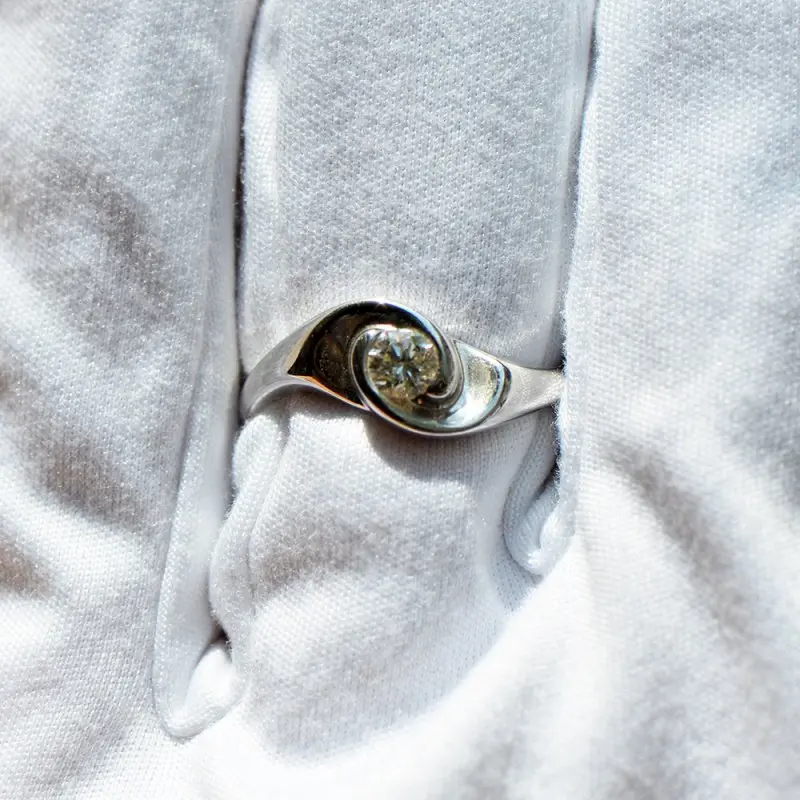 Кольцо декоративное из белого золота