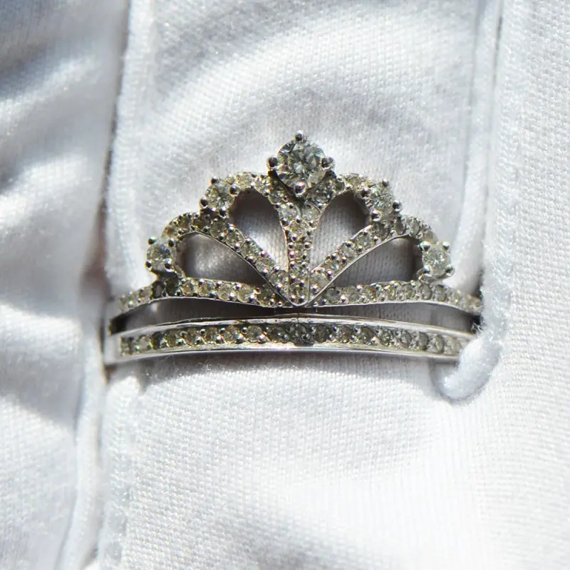 Кольцо декоративное из белого золота