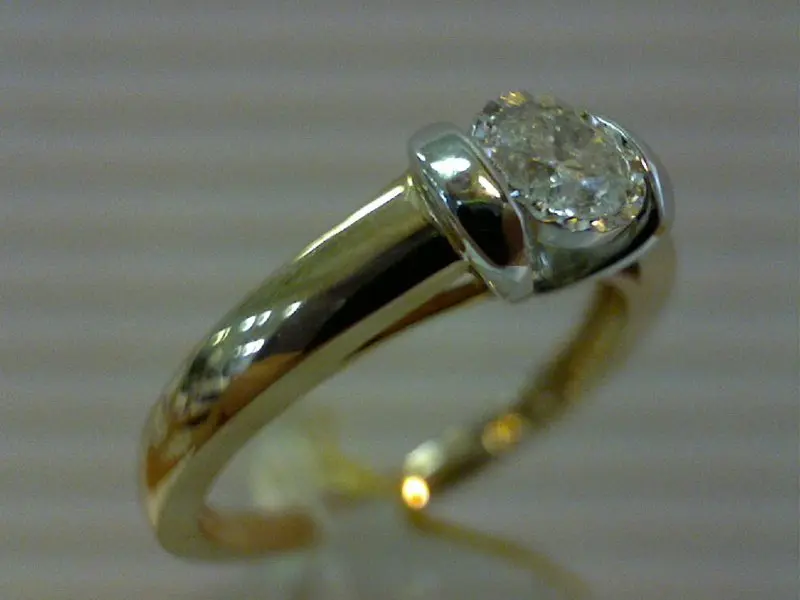 Кольцо помолвочное из комбинированного золота