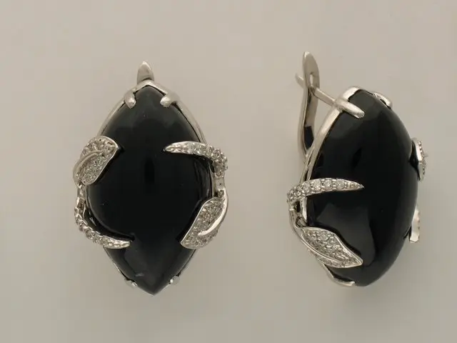 Серьги с английским замком из белого золота