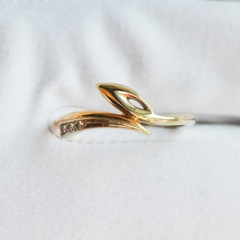 Кольцо декоративное из комбинированного золота