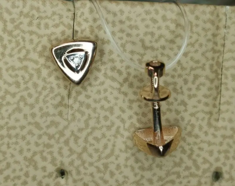 Серьги пуссеты из комбинированного золота