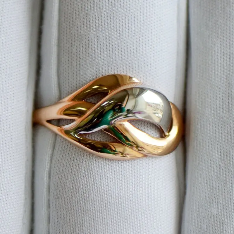 Кольцо декоративное из комбинированного золота