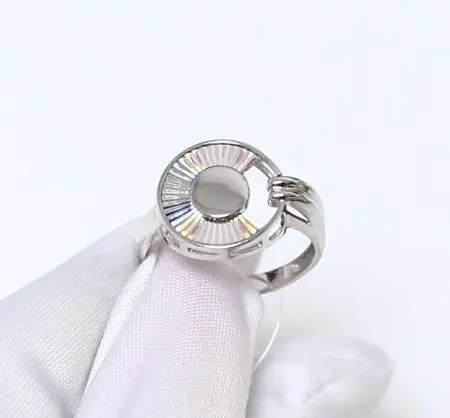 Кольцо декоративное из белого золота