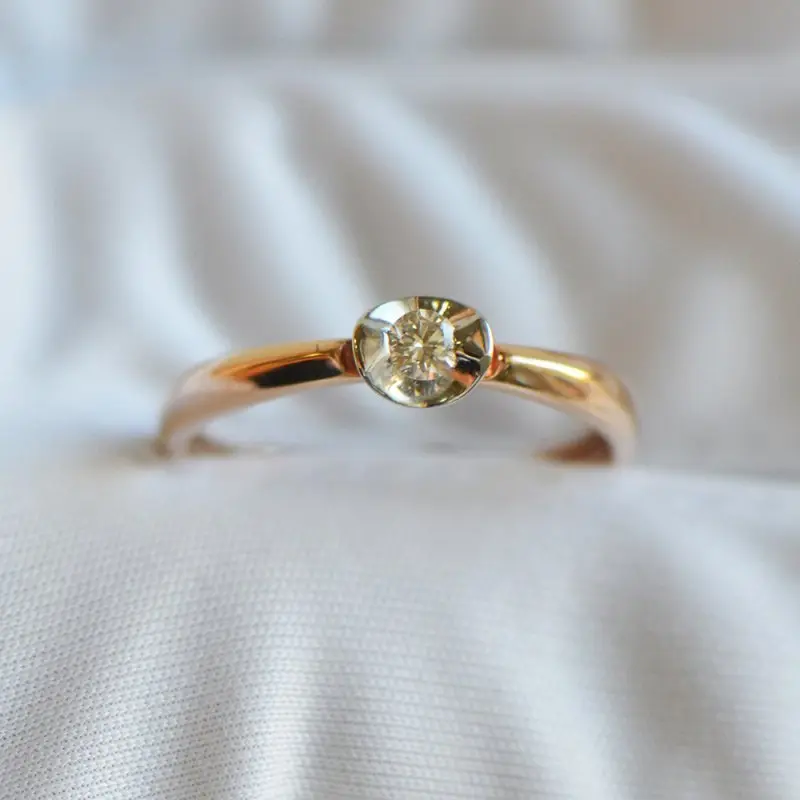 Кольцо помолвочное из комбинированного золота