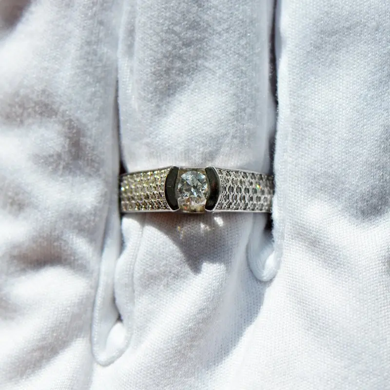 Кольцо декоративное из белого золота