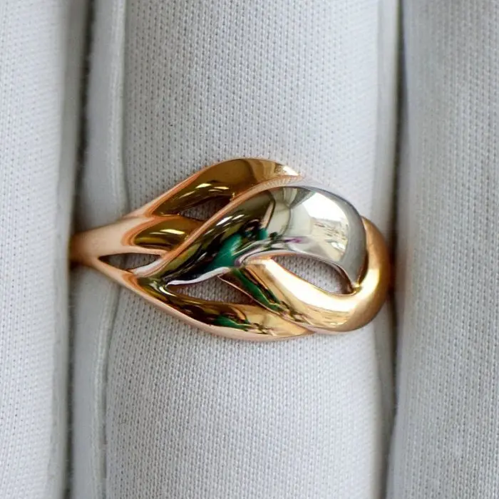 Кольцо декоративное из комбинированного золота