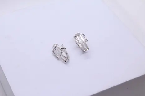 Серьги с английским замком из белого золота