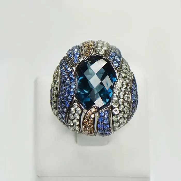 Кольцо декоративное из белого золота