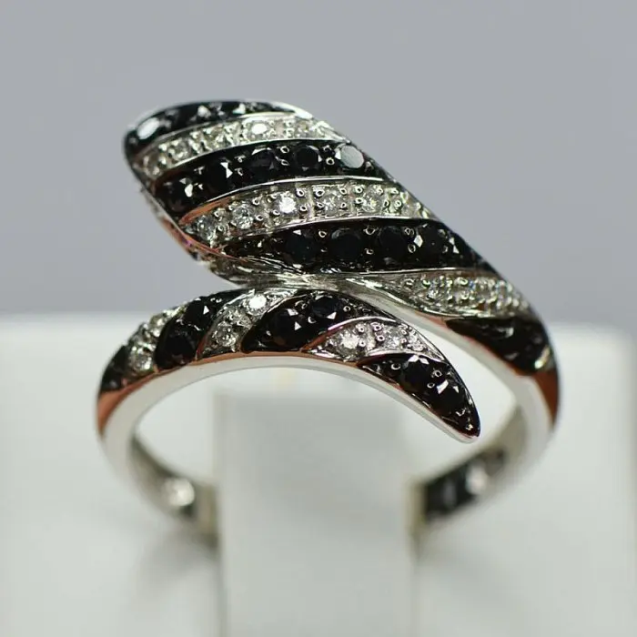 Кольцо декоративное из белого золота