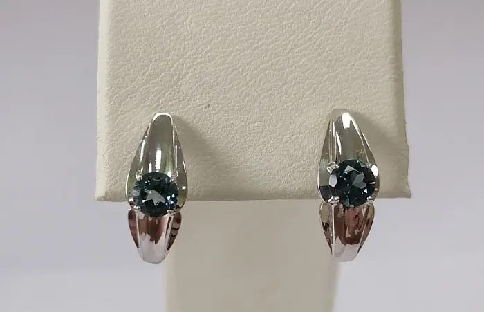 Серьги с английским замком из серебра