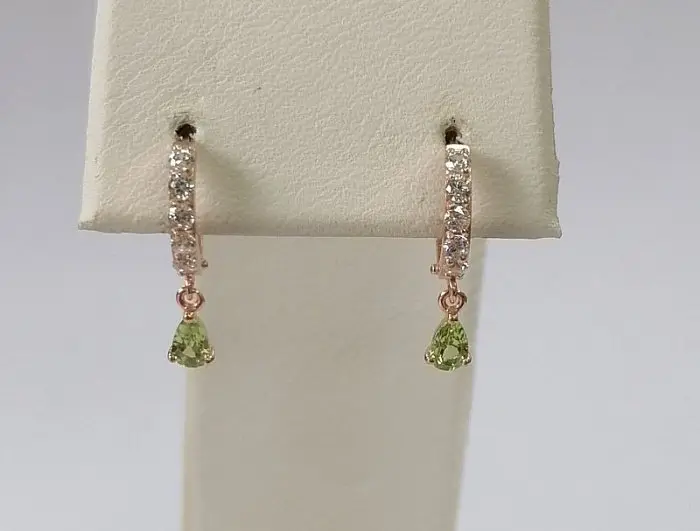 Серьги с английским замком из позолоты с хризолитами