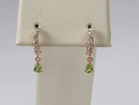 Серьги с английским замком из позолоты с хризолитами