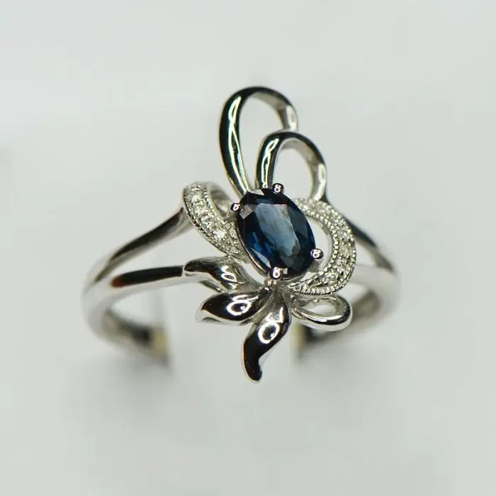 Кольцо декоративное из белого золота