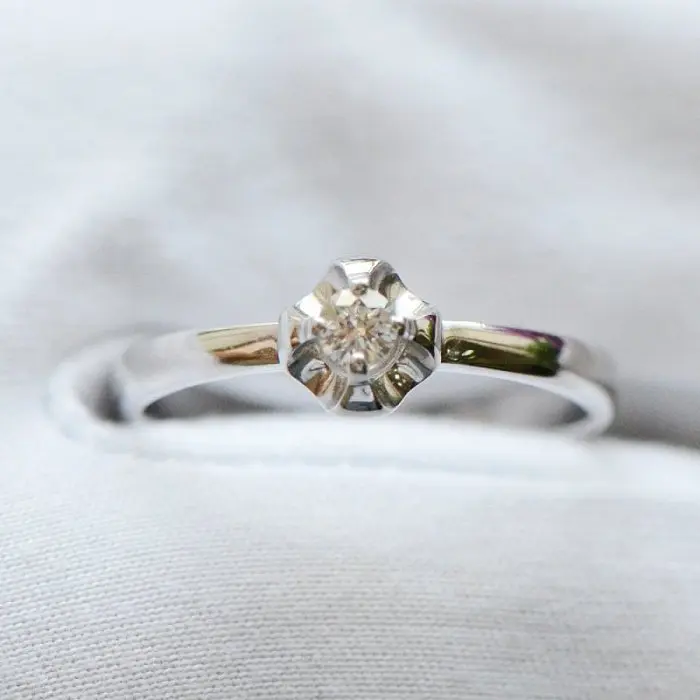 Кольцо декоративное из белого золота