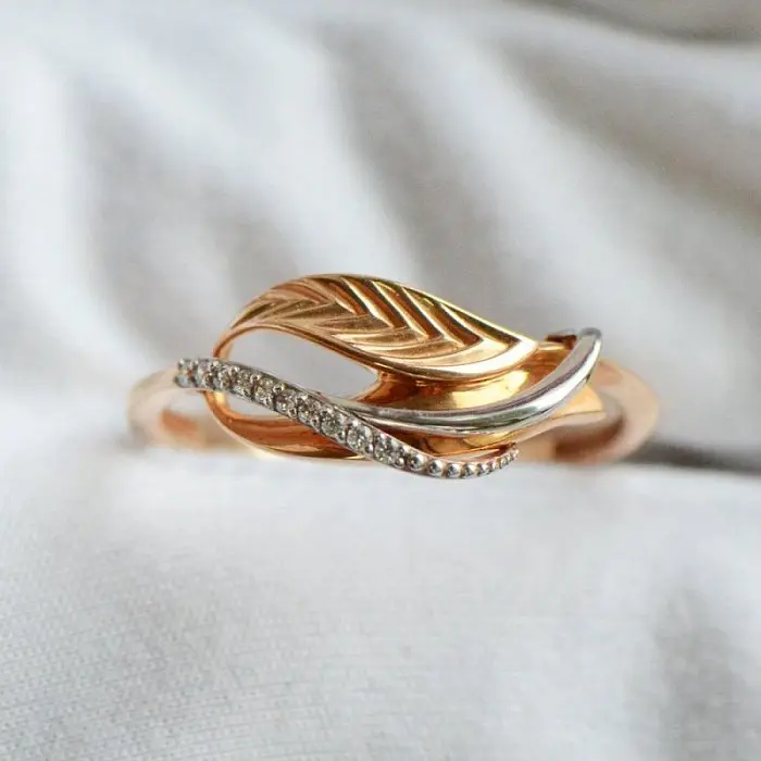 Кольцо декоративное из комбинированного золота