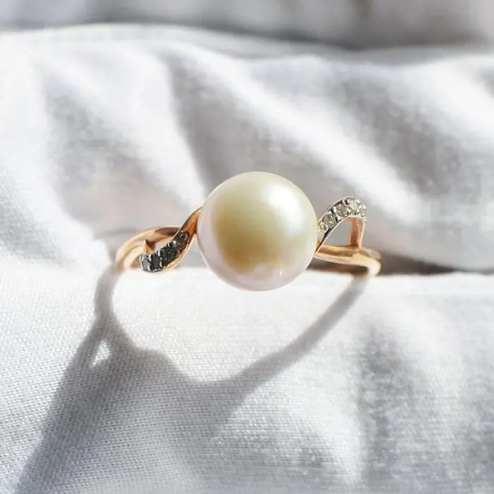 Кольцо декоративное из комбинированного золота