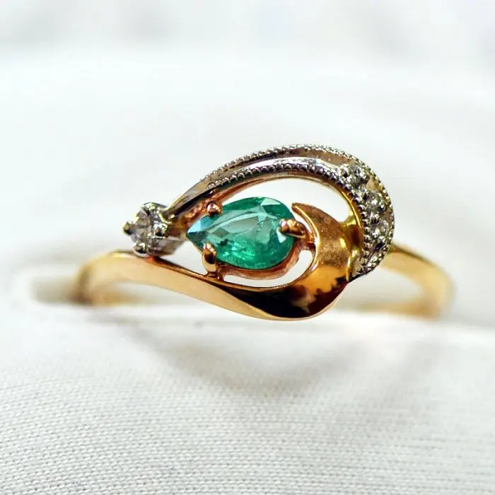 Кольцо декоративное из комбинированного золота