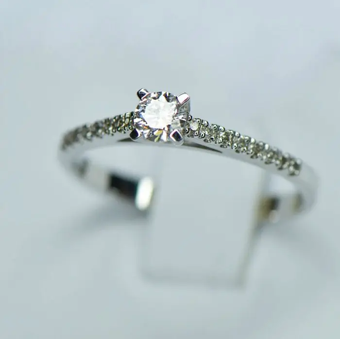 Кольцо помолвочное из белого золота