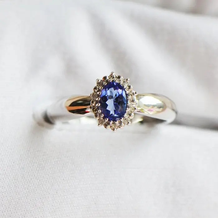 Кольцо декоративное из красного золота с изумрудами