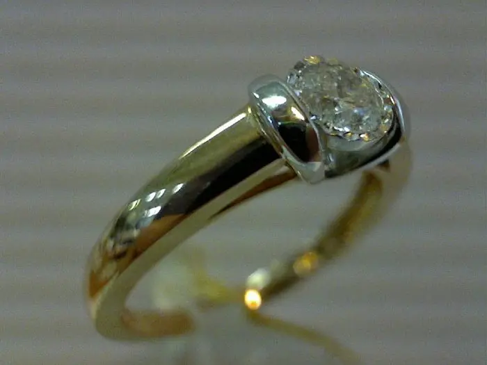 Кольцо помолвочное из комбинированного золота