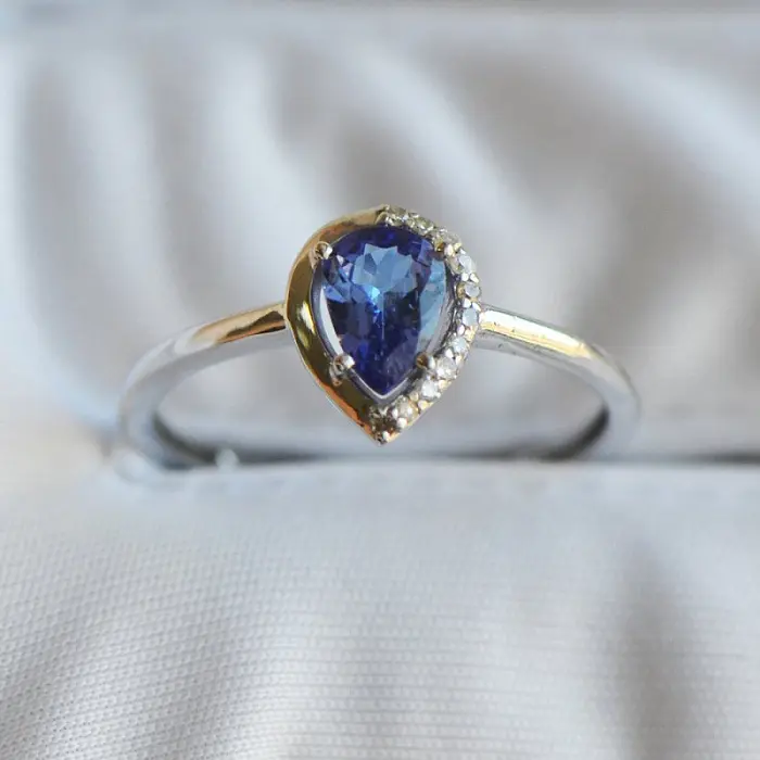Кольцо декоративное из красного золота с изумрудами