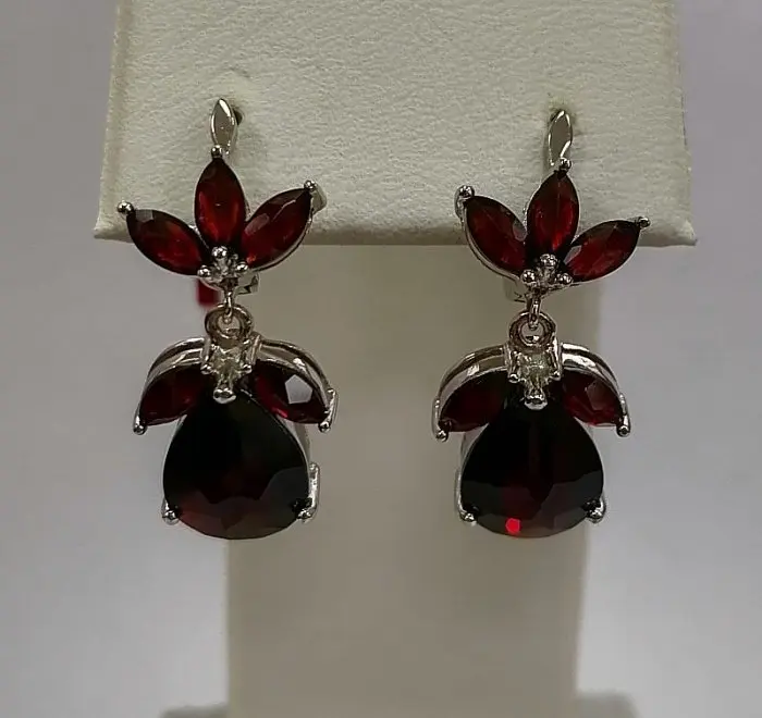 Серьги подвесные из серебра с гранатами