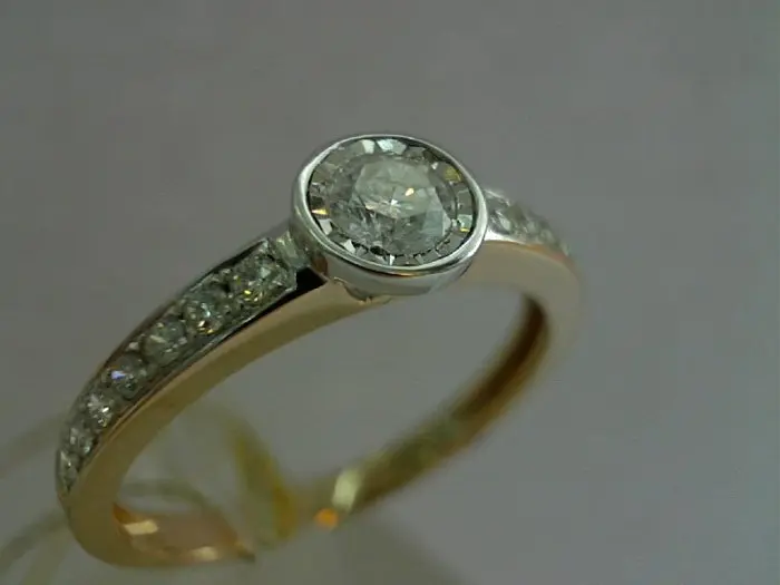 Кольцо помолвочное из комбинированного золота