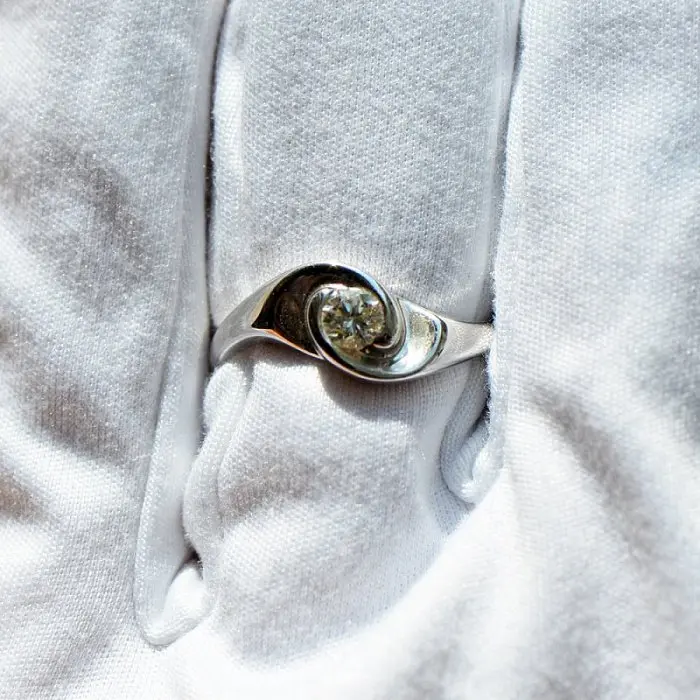 Кольцо декоративное из белого золота