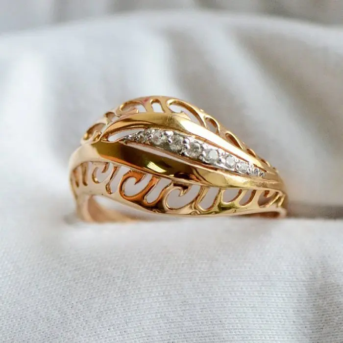 Кольцо декоративное из комбинированного золота