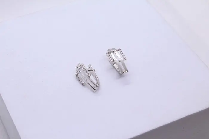 Серьги с английским замком из белого золота