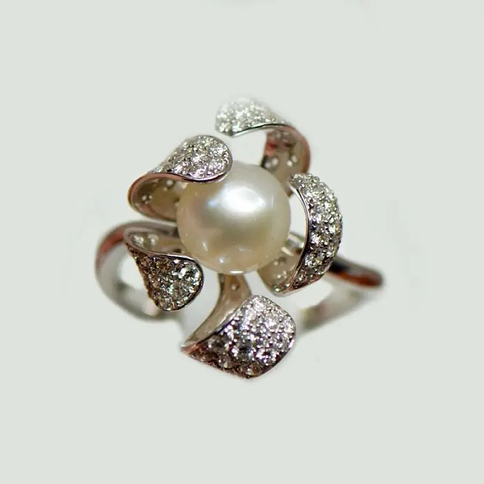 Кольцо декоративное из белого золота