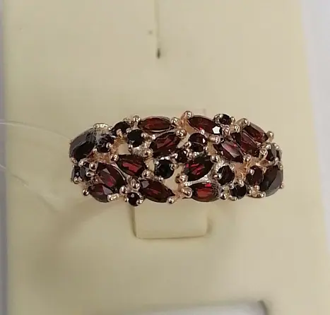 Кольцо декоративное из серебра с хризолитами