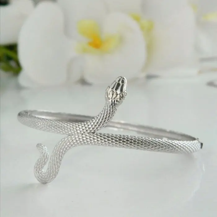 Браслет жесткий из серебра вид 1