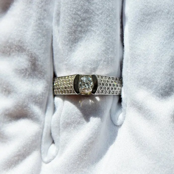 Кольцо декоративное из белого золота