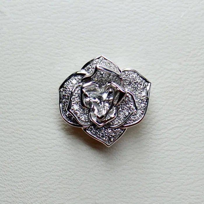 Подвеска декоративная из белого золота