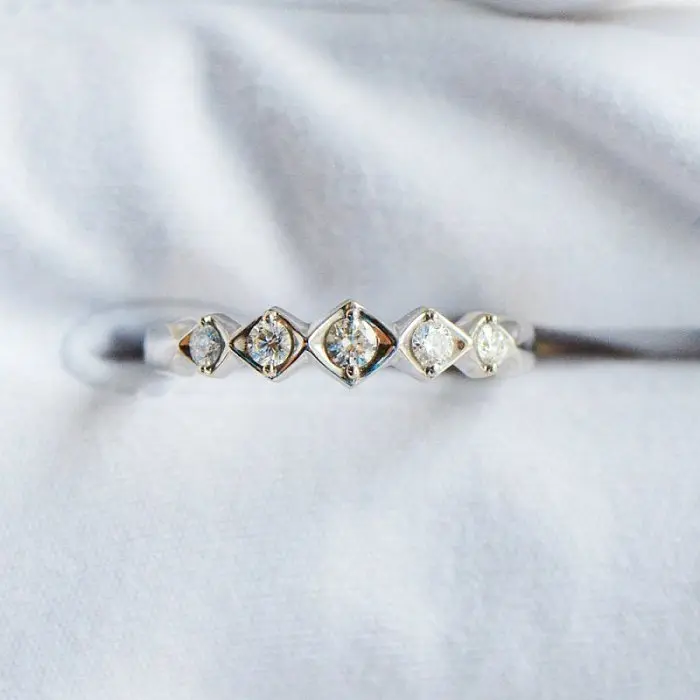 Кольцо декоративное из белого золота