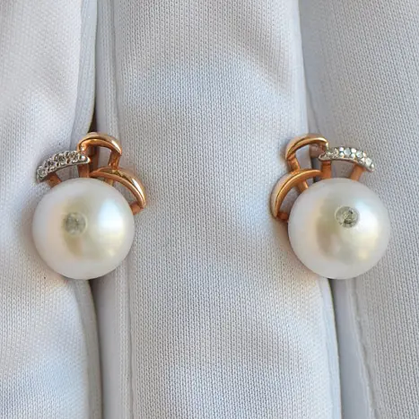 Серьги с английским замком из красного золота с белым жемчугом